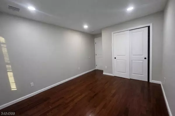 39 Halsted St, Newton Town, NJ 07860