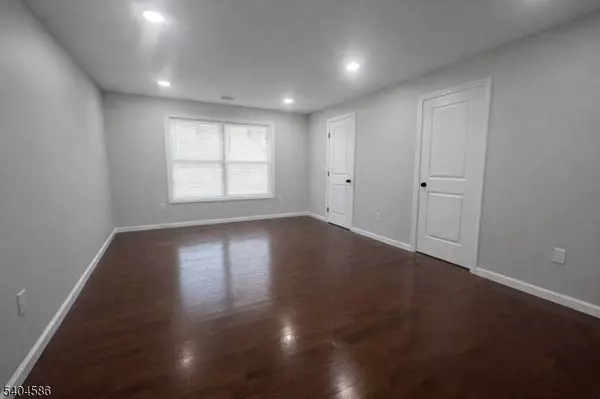 39 Halsted St, Newton Town, NJ 07860