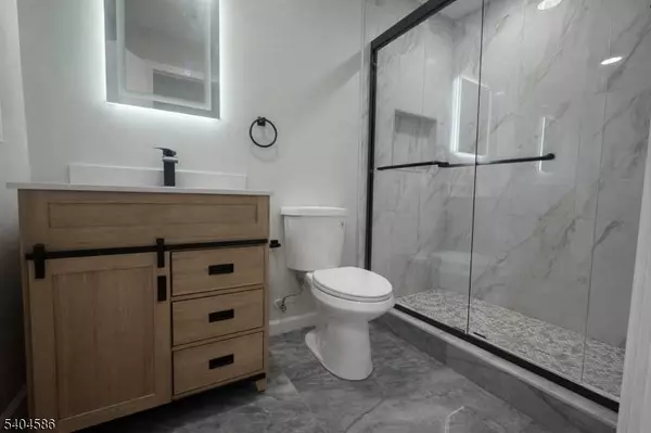 39 Halsted St, Newton Town, NJ 07860