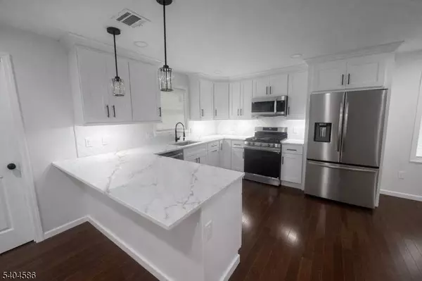 39 Halsted St, Newton Town, NJ 07860