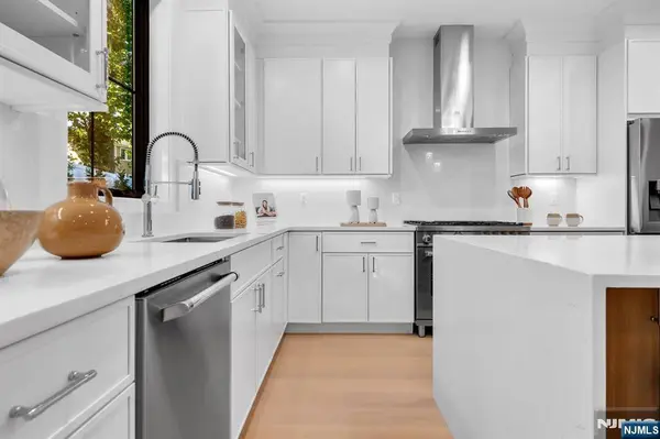 11 Fey PL, Oradell, NJ 07649