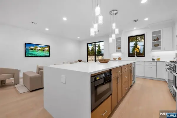 11 Fey PL, Oradell, NJ 07649