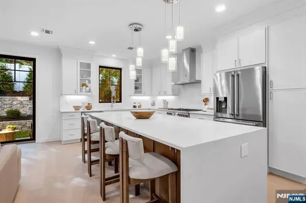 11 Fey PL, Oradell, NJ 07649
