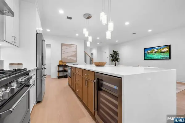 11 Fey PL, Oradell, NJ 07649