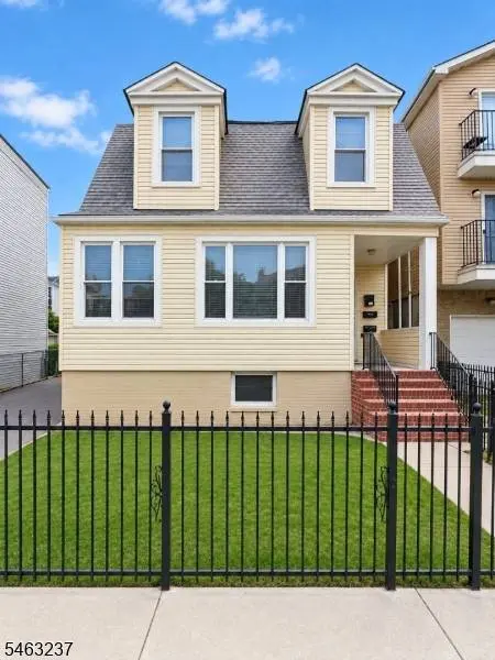 146 Leslie St