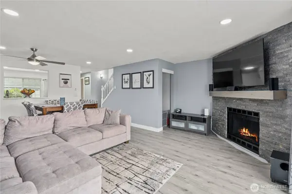 5736 S 238th CT #E4, Kent, WA 98032