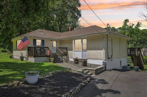 12 Fisk Trl, Hopatcong, NJ 07843-1111