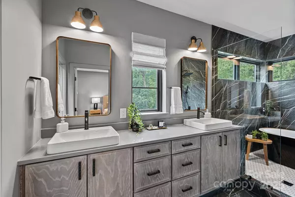 624 Heather LN, Charlotte, NC 28209