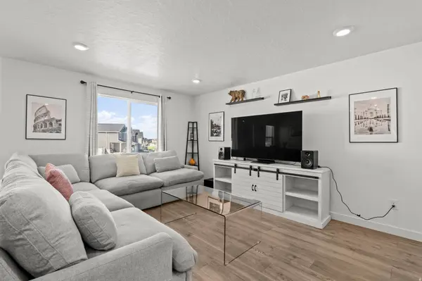 3742 S GOLD BANK DR W #1235, Magna, UT 84044