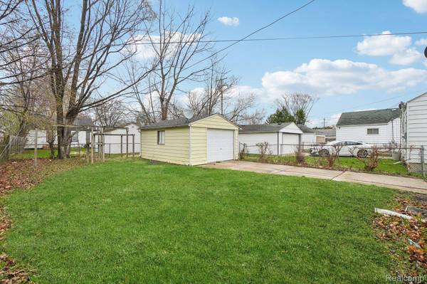 19717 Kenosha ST, Harper Woods, MI 48225