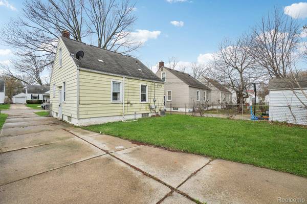 19717 Kenosha ST, Harper Woods, MI 48225