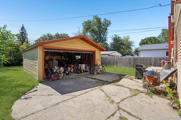 19740 Broadacres ST, Clinton Charter Township, MI 48035