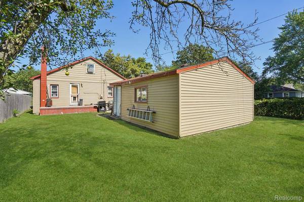 19740 Broadacres ST, Clinton Charter Township, MI 48035