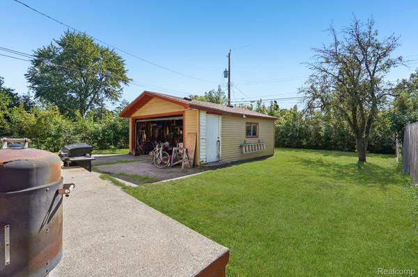 19740 Broadacres ST, Clinton Charter Township, MI 48035