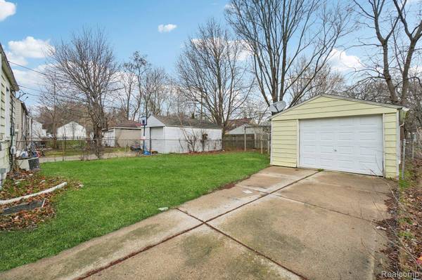 19717 Kenosha ST, Harper Woods, MI 48225
