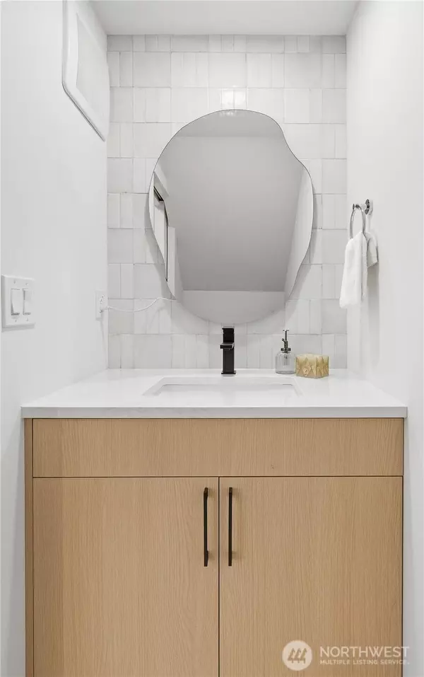 6547 11th AVE NW #B, Seattle, WA 98117