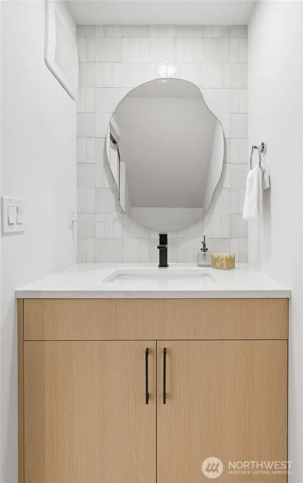 6547 11th AVE NW #B, Seattle, WA 98117