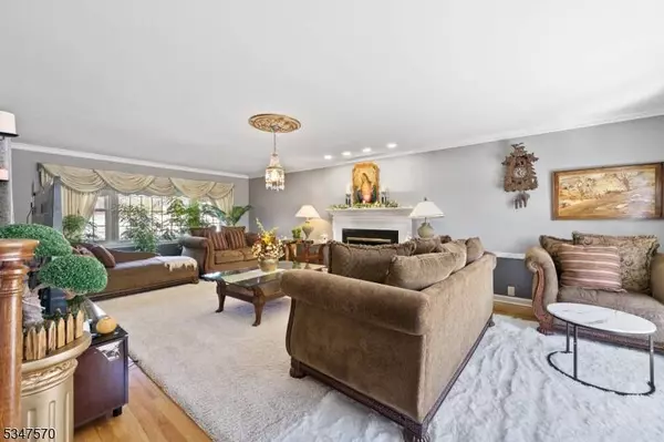 66 Country Ln, Clifton City, NJ 07013