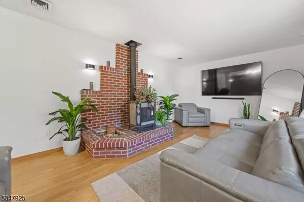 215 Notch Rd, Clifton City, NJ 07013