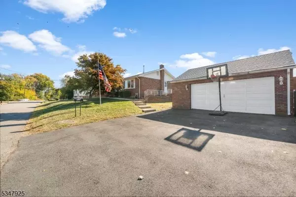 215 Notch Rd, Clifton City, NJ 07013