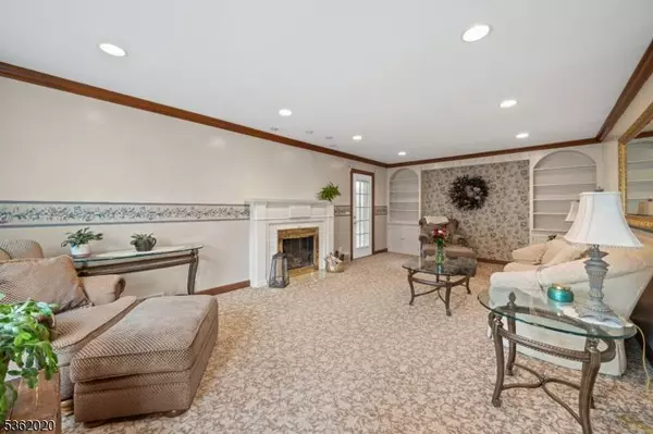 22 Greendale Rd, Clifton City, NJ 07013