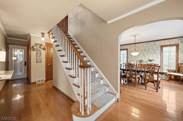 22 Greendale Rd, Clifton City, NJ 07013