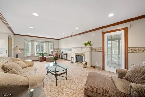 22 Greendale Rd, Clifton City, NJ 07013