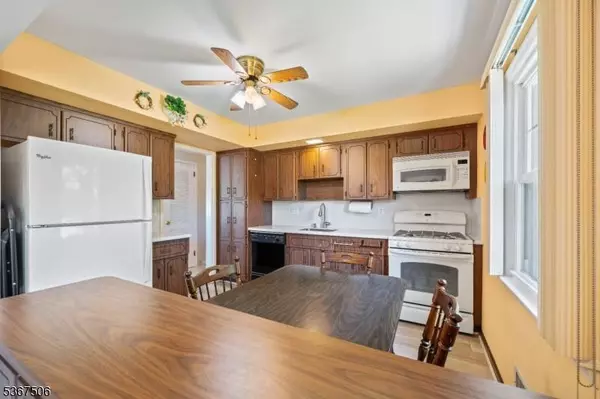 87 Larkspur Ln, Clifton City, NJ 07013