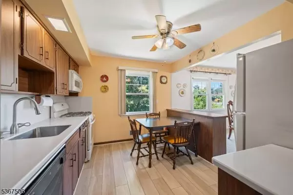 87 Larkspur Ln, Clifton City, NJ 07013