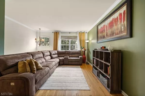 31 Devonshire Dr, Clifton City, NJ 07013