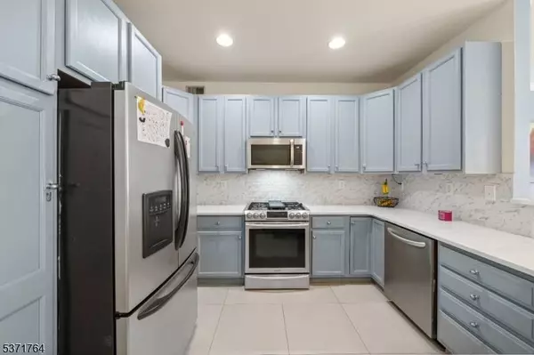 31 Devonshire Dr, Clifton City, NJ 07013