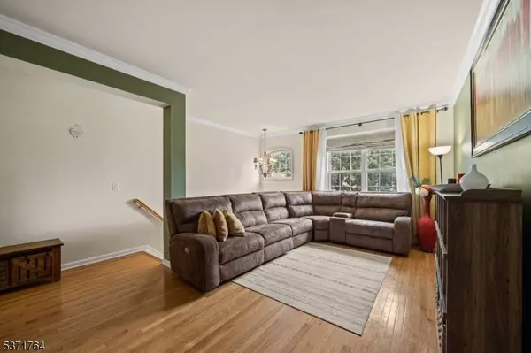 31 Devonshire Dr, Clifton City, NJ 07013