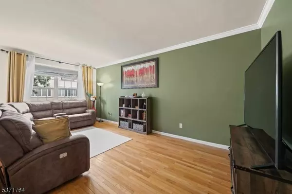 31 Devonshire Dr, Clifton City, NJ 07013