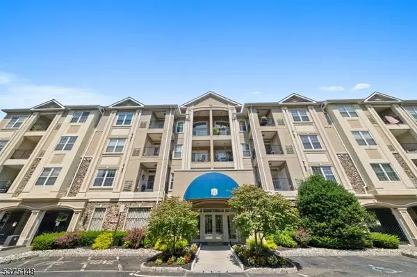 9206 Ravenscroft Rd, Clifton City, NJ 07013