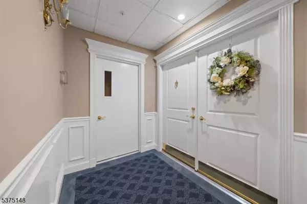 9206 Ravenscroft Rd, Clifton City, NJ 07013