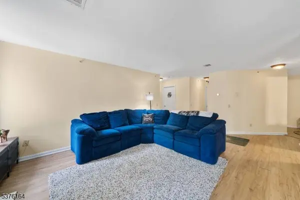 11 Evergreen Dr, Clifton City, NJ 07014