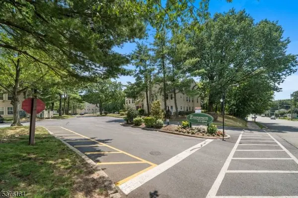 11 Evergreen Dr, Clifton City, NJ 07014