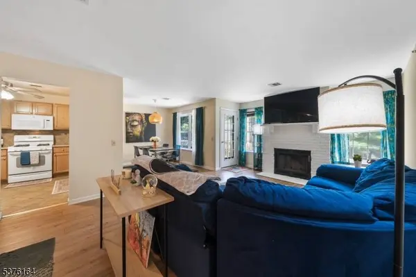 11 Evergreen Dr, Clifton City, NJ 07014