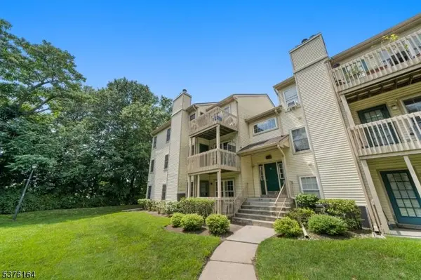 11 Evergreen Dr, Clifton City, NJ 07014