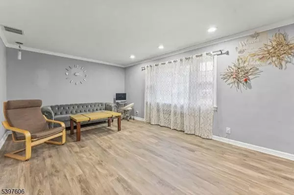 54 Village Rd, Clifton City, NJ 07013