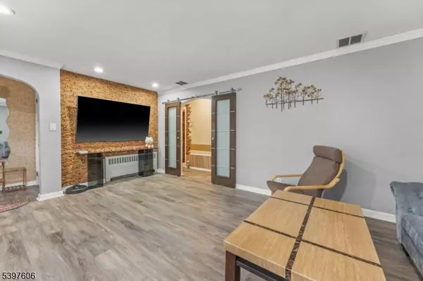 54 Village Rd, Clifton City, NJ 07013