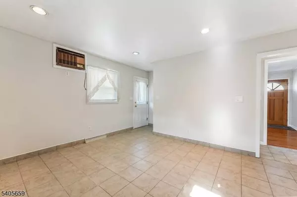 225 Edison St, Clifton City, NJ 07013