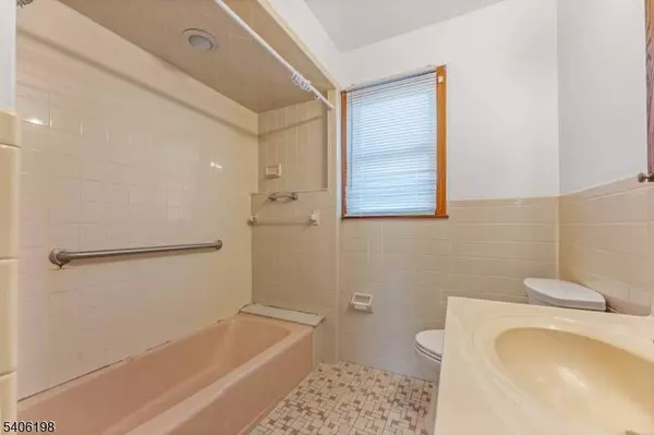 27 Madison Ave, Clifton City, NJ 07011