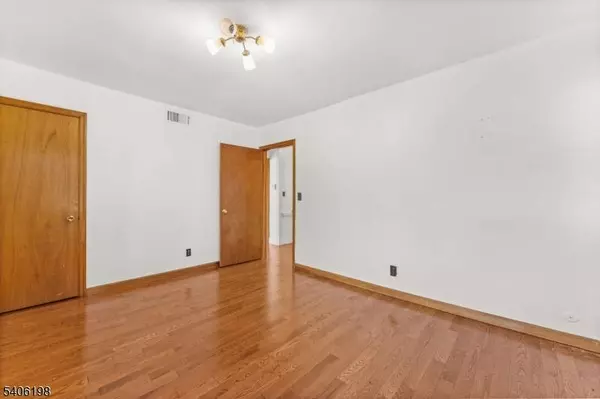 27 Madison Ave, Clifton City, NJ 07011