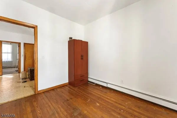 22 Arthur St, Clifton City, NJ 07011