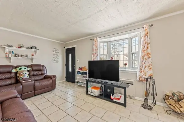 102 Barnsdale Rd, Clifton City, NJ 07013