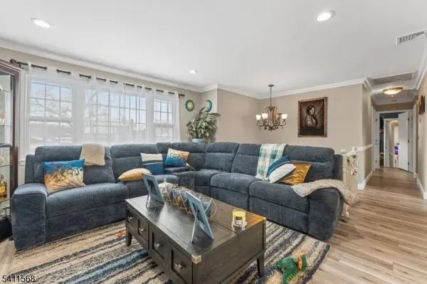 9 Chalen Ct, Pompton Lakes Boro, NJ 07442