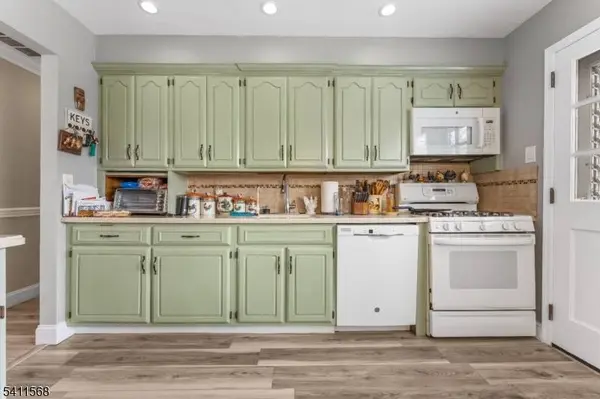 9 Chalen Ct, Pompton Lakes Boro, NJ 07442