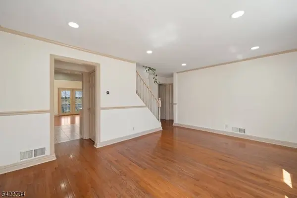 22 Cottage Ln, Clifton City, NJ 07012