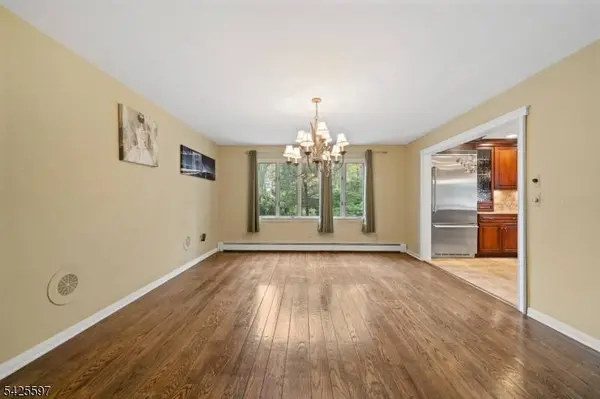 77 Macarthur Dr, Clifton City, NJ 07013